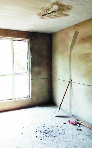 棚頂露出個洞，水泥掉滿地