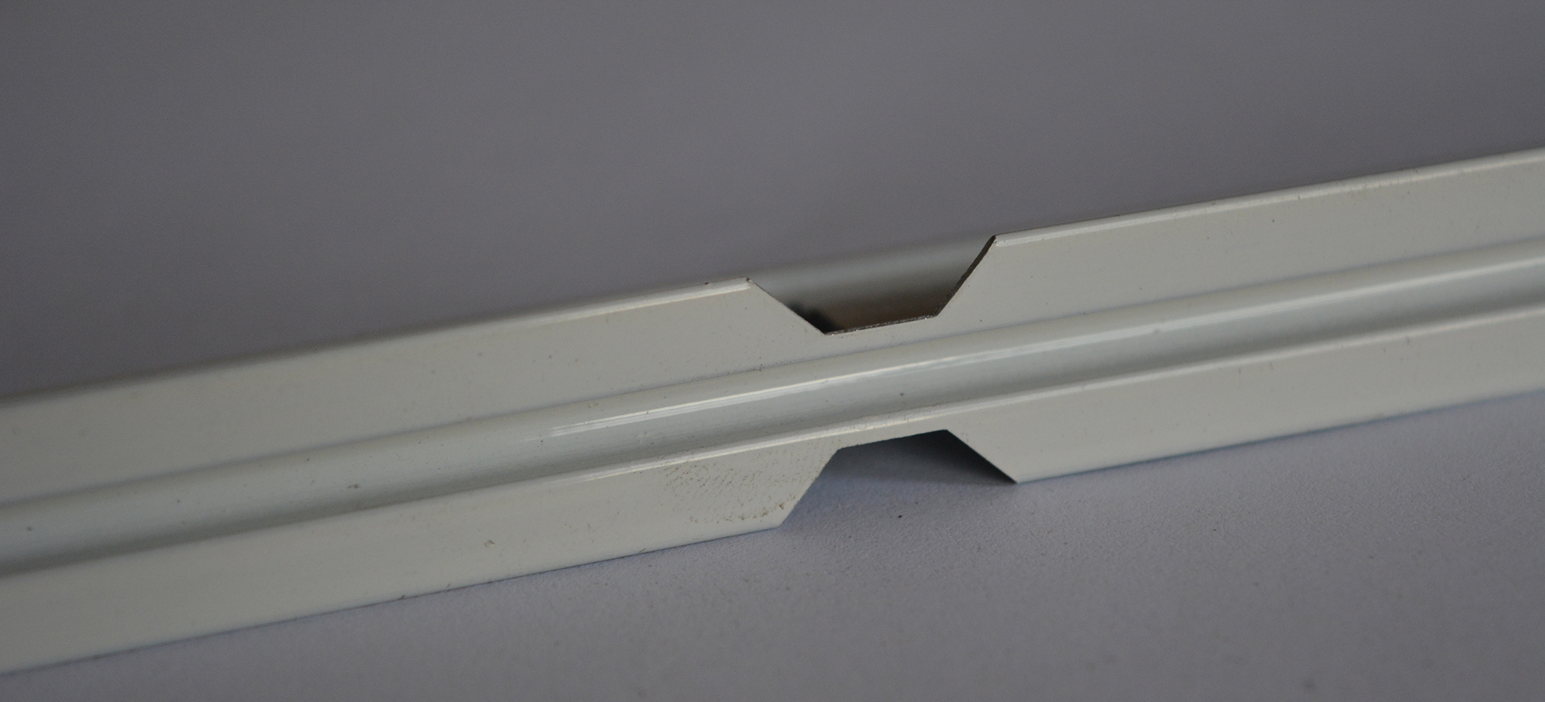 航力鋁龍骨—凹槽白線