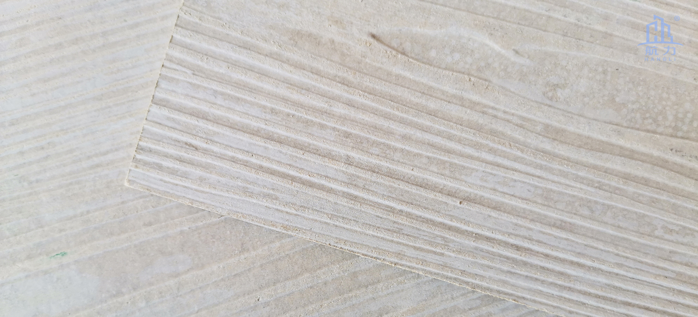 木紋水泥板以100%無石棉水泥板為基材，采用先進生產(chǎn)工藝制成，具有逼真的木紋紋理效果