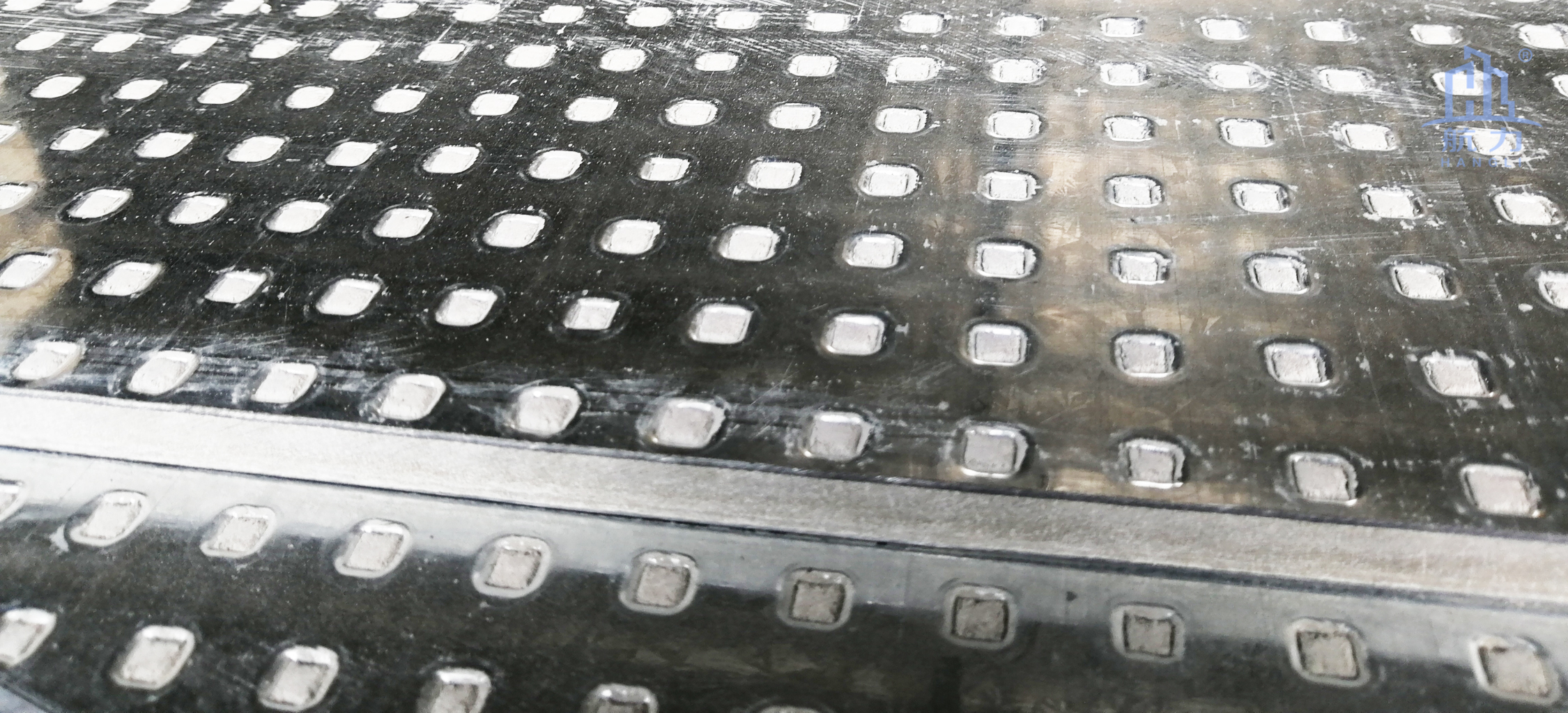 纖維水泥抗爆板又稱防爆板是為存在潛在爆炸危險(xiǎn)區(qū)域、防震等特殊工作系統(tǒng)要求提供解決方案而研發(fā)生產(chǎn)的一種特殊板材，它是由增強(qiáng)纖維水泥板表面加壓鍍鋅鋼材料所構(gòu)成，具有良好的抗爆及阻燃效果。由于板材內(nèi)部特殊的構(gòu)造可以有效減輕爆炸的沖擊，耐久性高，九德增強(qiáng)纖維水泥抗爆板依據(jù)專門爆破檢測(cè)機(jī)構(gòu)的嚴(yán)格檢測(cè)，單板抗爆能力高達(dá)1.6MPa，抗爆墻抗爆能力高達(dá)2.0MPa，遠(yuǎn)高于國(guó)家相關(guān)標(biāo)準(zhǔn)規(guī)定的墻體抗爆1.4Mpa。