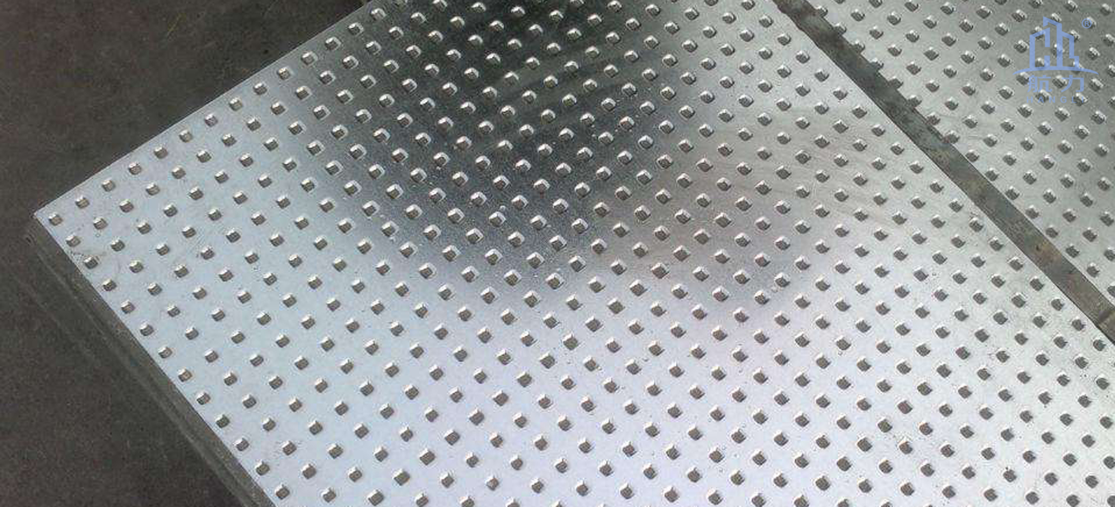 纖維水泥抗爆板又稱防爆板是為存在潛在爆炸危險(xiǎn)區(qū)域、防震等特殊工作系統(tǒng)要求提供解決方案而研發(fā)生產(chǎn)的一種特殊板材，它是由增強(qiáng)纖維水泥板表面加壓鍍鋅鋼材料所構(gòu)成，具有良好的抗爆及阻燃效果。由于板材內(nèi)部特殊的構(gòu)造可以有效減輕爆炸的沖擊，耐久性高，九德增強(qiáng)纖維水泥抗爆板依據(jù)專門爆破檢測(cè)機(jī)構(gòu)的嚴(yán)格檢測(cè)，單板抗爆能力高達(dá)1.6MPa，抗爆墻抗爆能力高達(dá)2.0MPa，遠(yuǎn)高于國(guó)家相關(guān)標(biāo)準(zhǔn)規(guī)定的墻體抗爆1.4Mpa。