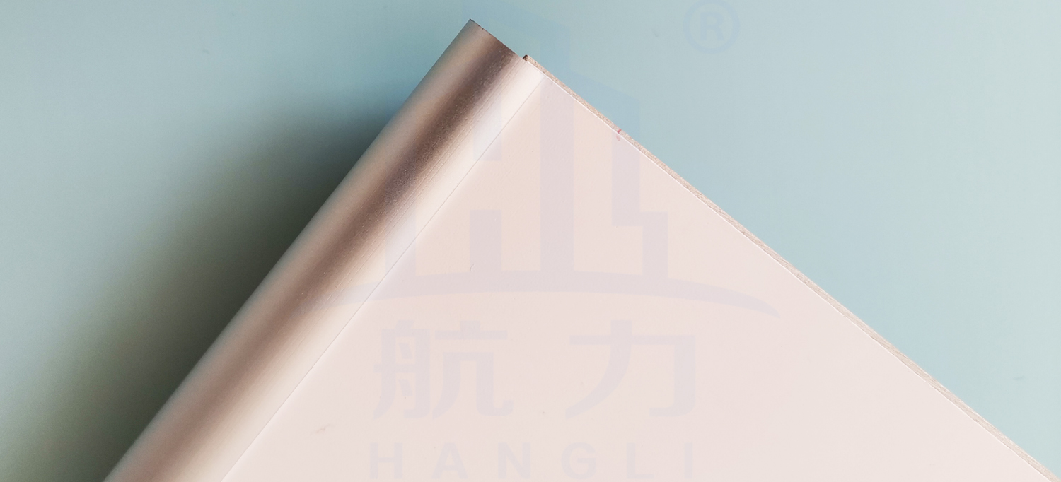 以石英纖維防火板為基材；  ●綠色環(huán)保，無甲醛、無石棉；  ●A級阻燃，防火、防潮；  ●堅固耐用，超長壽命；  ●質輕高強、隔音隔熱；  ●裝配式安裝，省時、省力、經濟；  ●表面涂層使用納米無機涂料，抗菌、防腐、防蛀、易清潔；