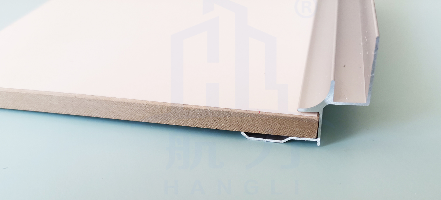 裝飾纖維水泥板。是以硅質(zhì)、鈣質(zhì)材料為主原料，加入多種方法養(yǎng)護(hù)而成的一種新型建筑材料。導(dǎo)電系數(shù)低，是理想的絕緣材料、防火防水、隔熱隔音、質(zhì)輕高強(qiáng)、施工簡(jiǎn)易、經(jīng)濟(jì)美觀、安全無害、、耐酸堿、壽命長(zhǎng)