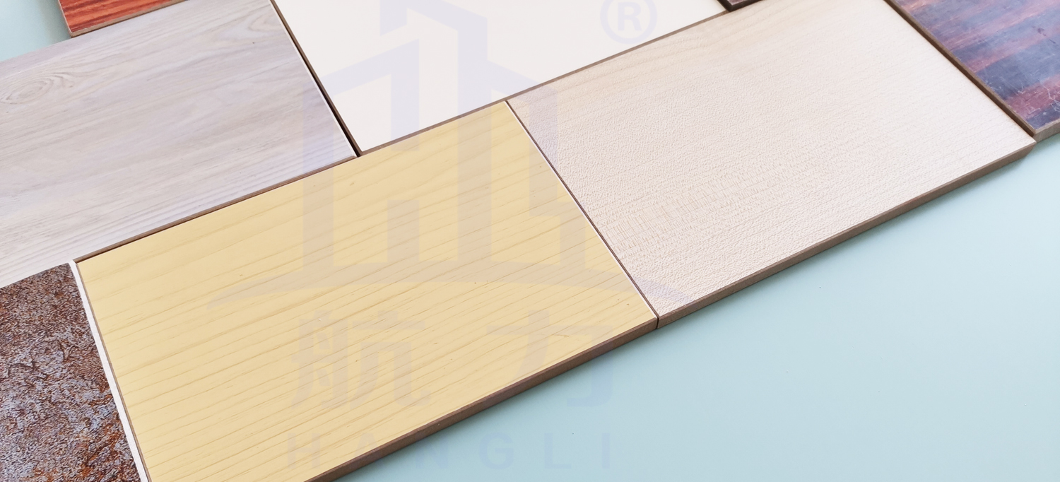 裝飾纖維水泥板。是以硅質(zhì)、鈣質(zhì)材料為主原料，加入多種方法養(yǎng)護(hù)而成的一種新型建筑材料。導(dǎo)電系數(shù)低，是理想的絕緣材料、防火防水、隔熱隔音、質(zhì)輕高強(qiáng)、施工簡(jiǎn)易、經(jīng)濟(jì)美觀、安全無害、、耐酸堿、壽命長(zhǎng)