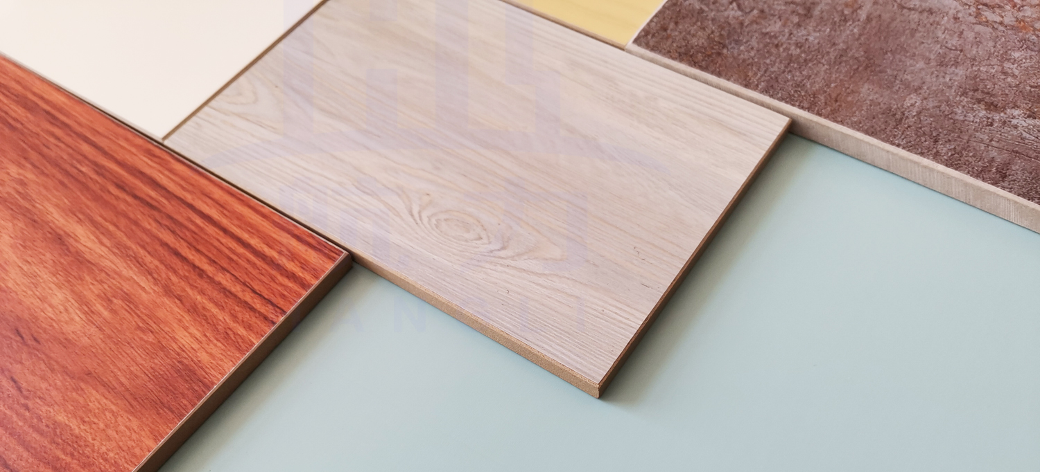 裝飾纖維水泥板。是以硅質(zhì)、鈣質(zhì)材料為主原料，加入多種方法養(yǎng)護(hù)而成的一種新型建筑材料。導(dǎo)電系數(shù)低，是理想的絕緣材料、防火防水、隔熱隔音、質(zhì)輕高強(qiáng)、施工簡(jiǎn)易、經(jīng)濟(jì)美觀、安全無害、、耐酸堿、壽命長(zhǎng)