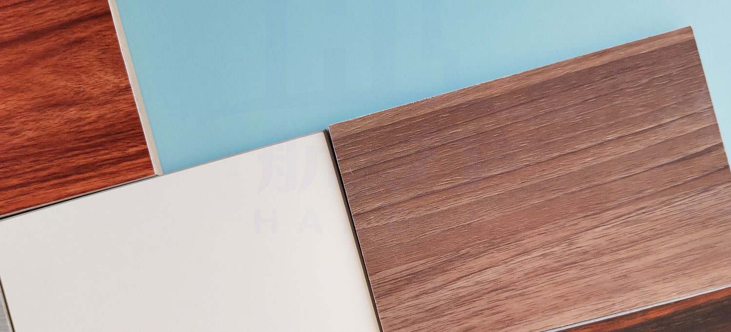 裝飾纖維水泥板。是以硅質(zhì)、鈣質(zhì)材料為主原料，加入多種方法養(yǎng)護而成的一種新型建筑材料。導電系數(shù)低，是理想的絕緣材料、防火防水、隔熱隔音、質(zhì)輕高強、施工簡易、經(jīng)濟美觀、安全無害、、耐酸堿、壽命長