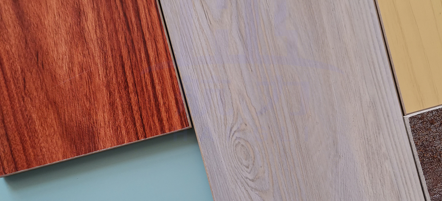 裝飾纖維水泥板。是以硅質(zhì)、鈣質(zhì)材料為主原料，加入多種方法養(yǎng)護而成的一種新型建筑材料。導電系數(shù)低，是理想的絕緣材料、防火防水、隔熱隔音、質(zhì)輕高強、施工簡易、經(jīng)濟美觀、安全無害、、耐酸堿、壽命長