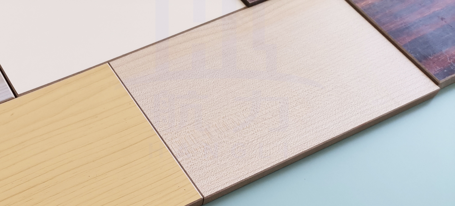 裝飾纖維水泥板。是以硅質(zhì)、鈣質(zhì)材料為主原料，加入多種方法養(yǎng)護而成的一種新型建筑材料。導電系數(shù)低，是理想的絕緣材料、防火防水、隔熱隔音、質(zhì)輕高強、施工簡易、經(jīng)濟美觀、安全無害、、耐酸堿、壽命長